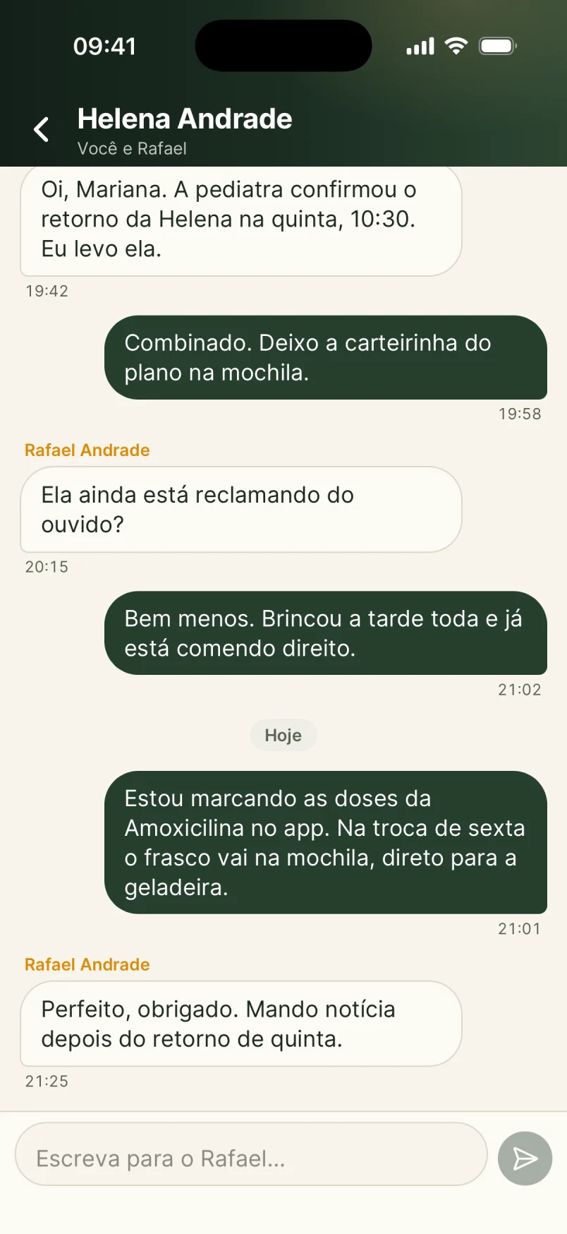 Family chat in CuidaMe between Helena’s mother and father