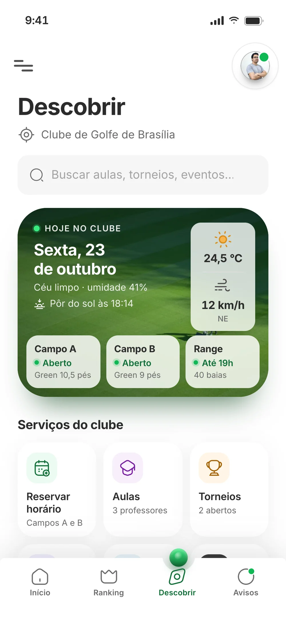 Discover: search, the Hoje no clube card with weather, wind and the status of Campo A, Campo B and the range, and the services Reservar horário, Aulas and Torneios