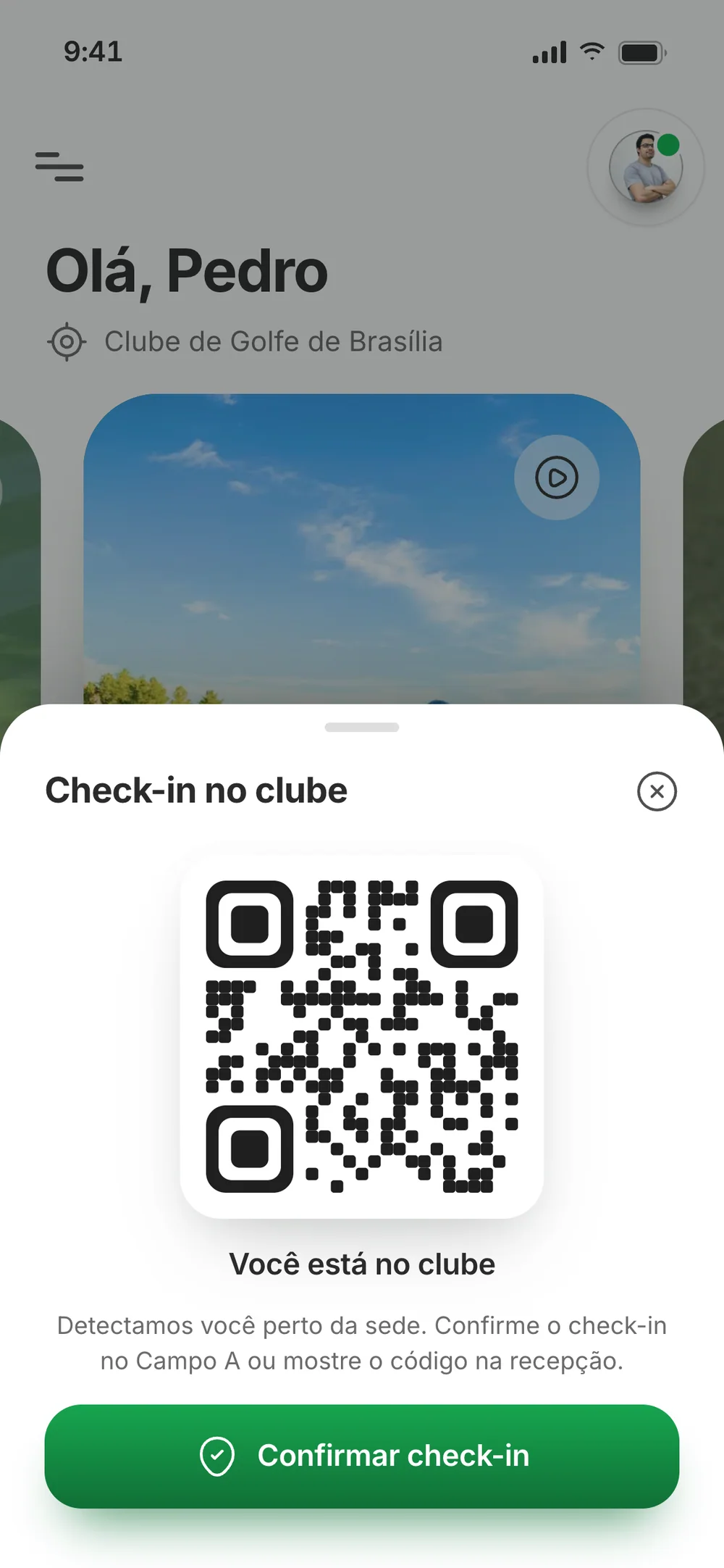 Club check-in over the home screen: the member’s QR code, the text Você está no clube and the Confirmar check-in button