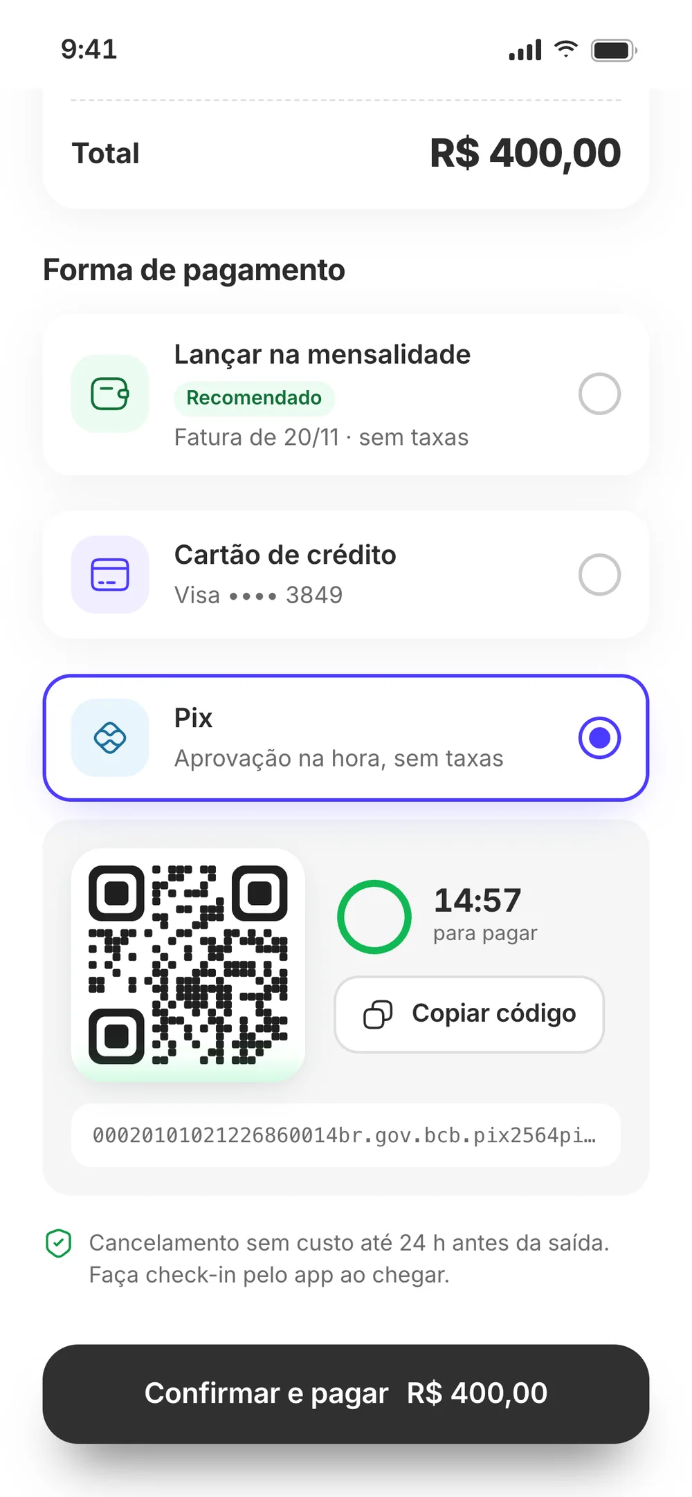 Payment method with Pix selected: a QR code, a 15-minute time limit and the Copiar código button, below the monthly bill and credit card options