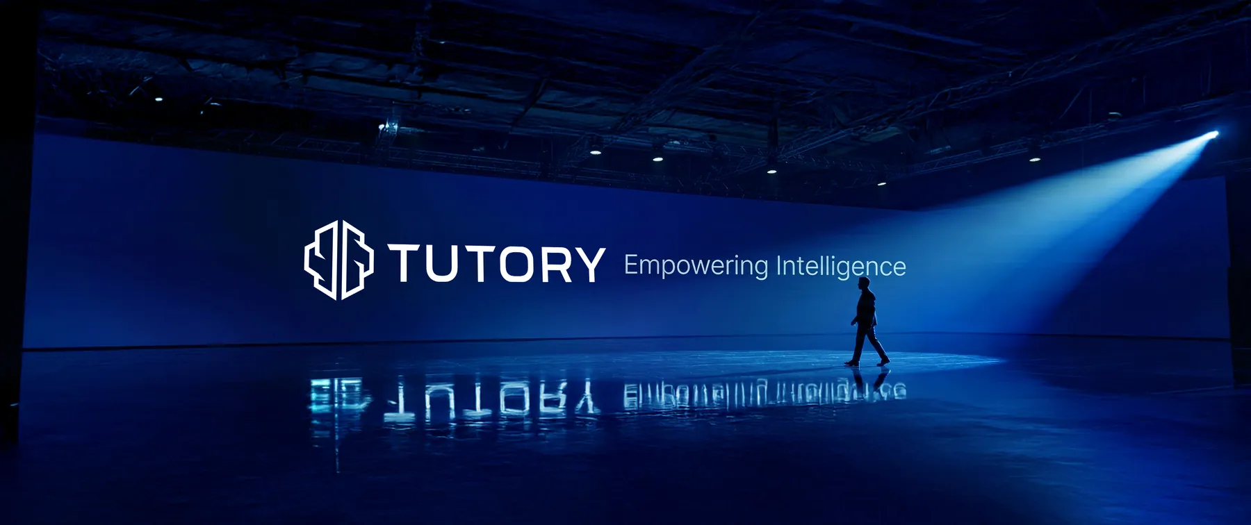 Painel de palco com o logotipo Tutory e a assinatura Empowering Intelligence, uma pessoa caminhando à frente