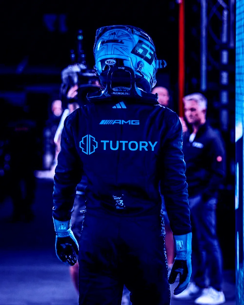 Piloto de costas com o logotipo Tutory no macacão