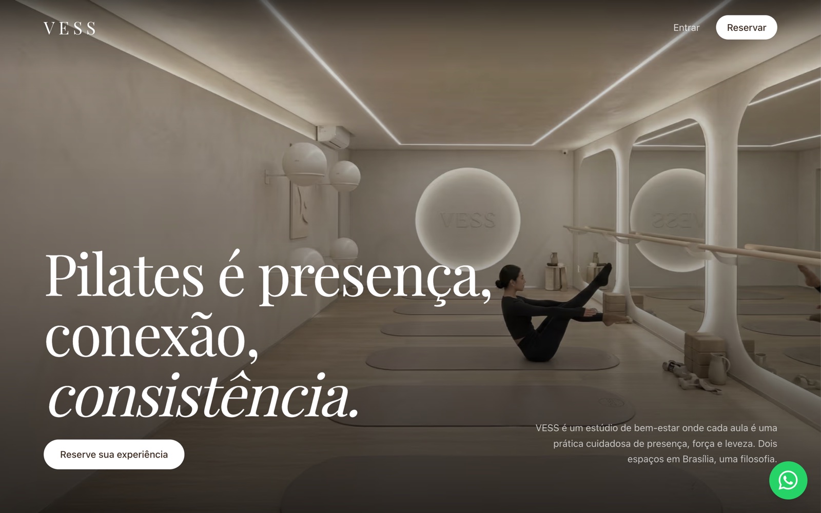 Hero do site da VESS: "Pilates é presença, conexão, consistência" sobre foto do estúdio