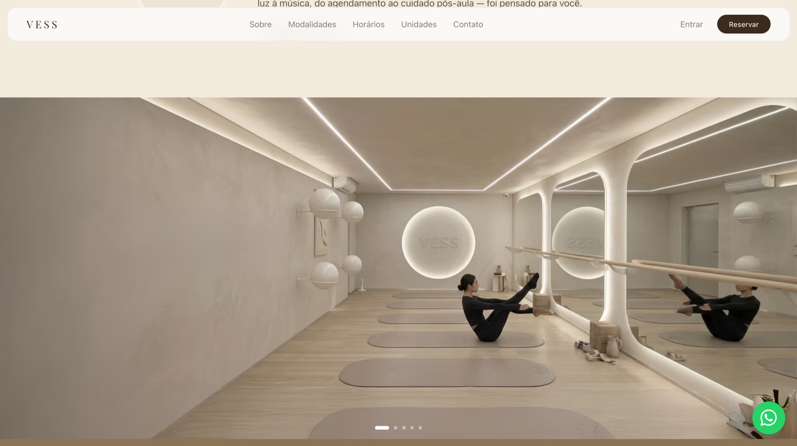Site da VESS com navegação e foto do estúdio